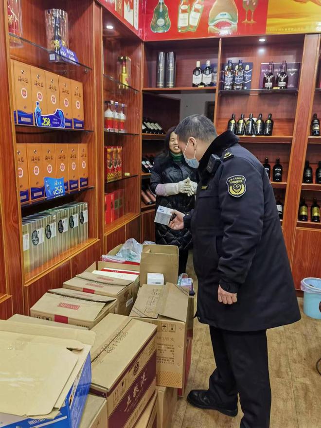 春雷行動(dòng)2023|夾江縣開(kāi)展節(jié)前酒類市場(chǎng)專項(xiàng)檢查